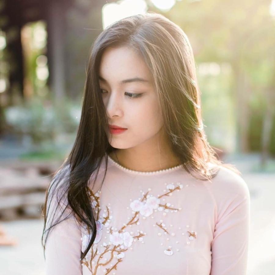 Thieu nu 18 tuoi duyen dang trong ta ao dai duoc dan mang khen ngoi hinh anh 7