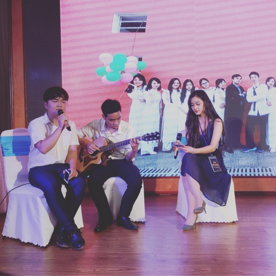 Thieu nu 18 tuoi duyen dang trong ta ao dai duoc dan mang khen ngoi hinh anh 8