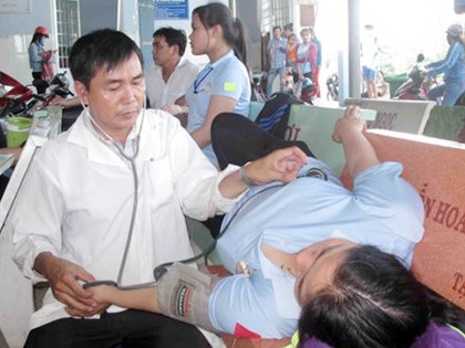 Thit kho hot vit nghi gay ngo doc tap the cho 500 cong nhan hinh anh 1