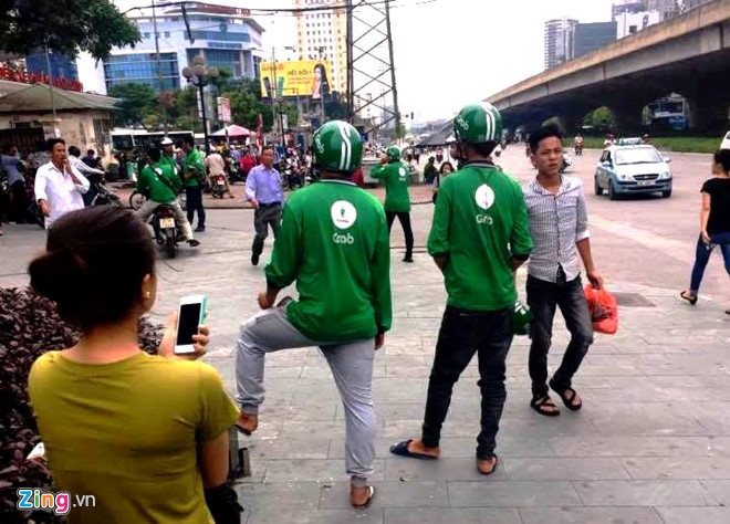 Xe om truyen thong, GrabBike cung pha 'luat choi' hinh anh 1