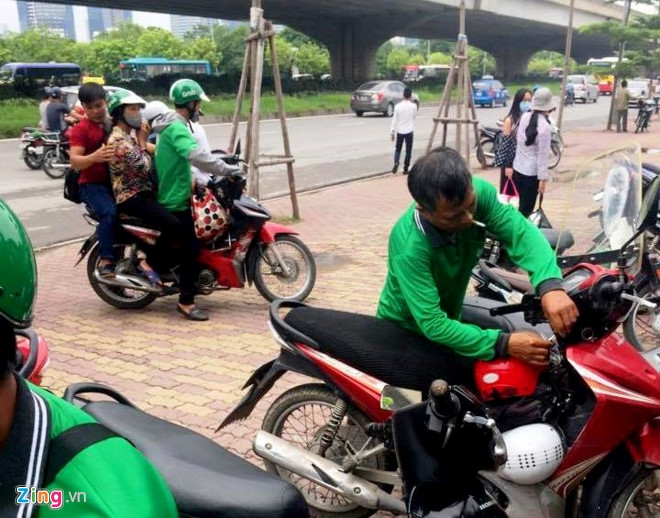 Xe om truyen thong, GrabBike cung pha 'luat choi' hinh anh 2