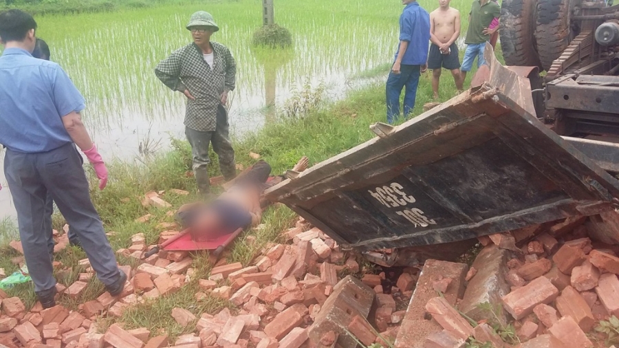 co bang qua duong sat tai xe xe tai bi tau hoa tong tu vong