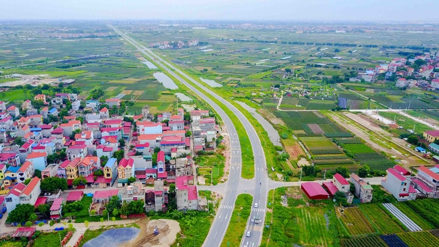 Tuyến đường trục trung tâm khu đô thị mới huyện Mê Linh dài khoảng 15 km, có tổng mức đầu tư trên 2.300 tỷ đồng, được thông xe giữa năm 2016.