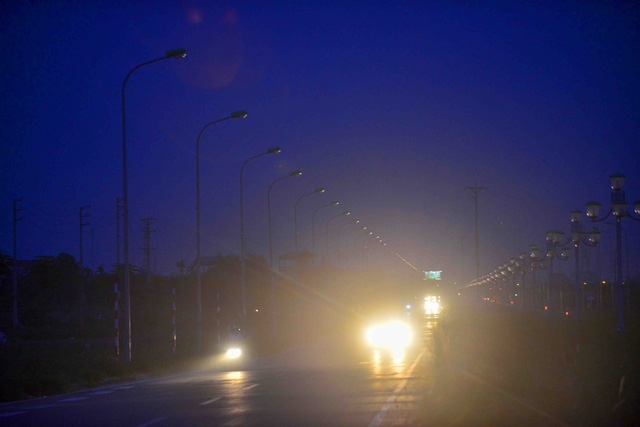 Đèn đường không được bật sáng, khi trời tối, các phương tiện lưu thông qua đây chủ yếu bằng ánh sáng đèn xe.