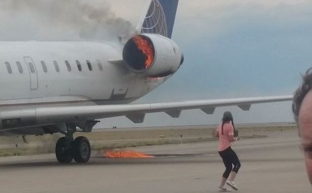  Động cơ máy bay United Airlines bốc cháy. (ẢNh: Telegraph) 