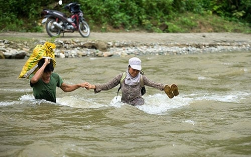 Người dân cần đề phòng lũ về bất ngờ khi đi qua khe, suối. Ảnh:Báo Lào Cai.