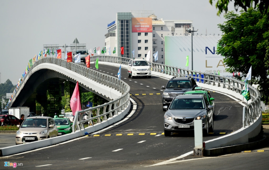 Ngay dau thong xe cau vuot cua ngo san bay Tan Son Nhat hinh anh 1