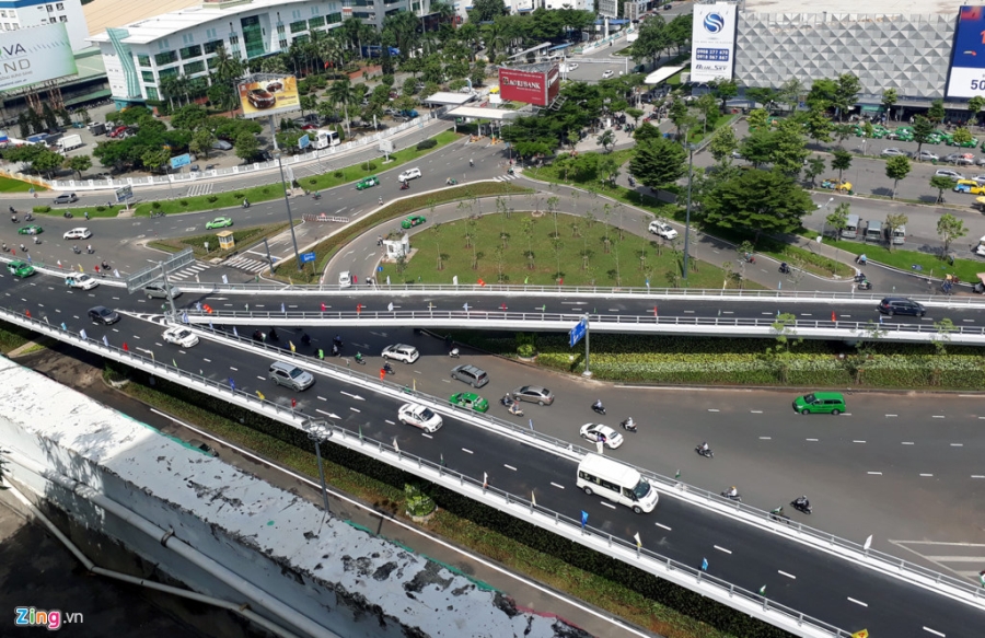 Ngay dau thong xe cau vuot cua ngo san bay Tan Son Nhat hinh anh 2