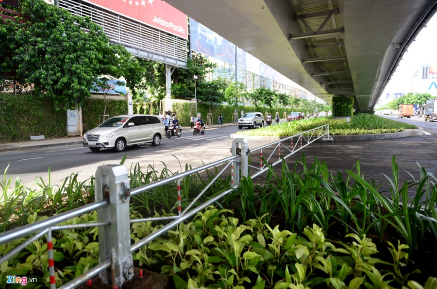 Ngay dau thong xe cau vuot cua ngo san bay Tan Son Nhat hinh anh 6