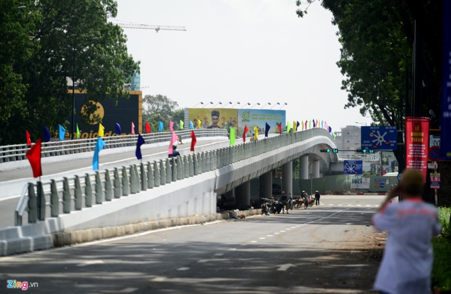 Ngay dau thong xe cau vuot cua ngo san bay Tan Son Nhat hinh anh 9