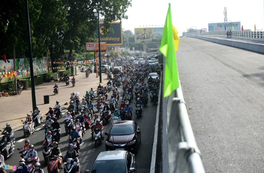 Ngay dau thong xe cau vuot cua ngo san bay Tan Son Nhat hinh anh 11
