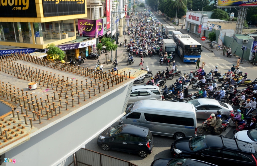 Ngay dau thong xe cau vuot cua ngo san bay Tan Son Nhat hinh anh 12