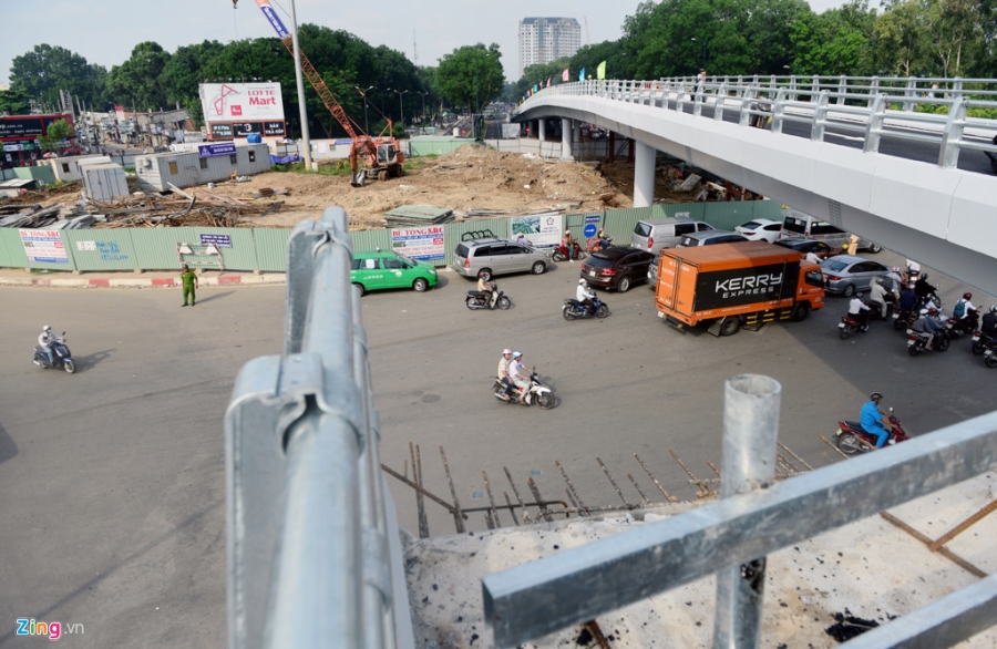 Ngay dau thong xe cau vuot cua ngo san bay Tan Son Nhat hinh anh 13