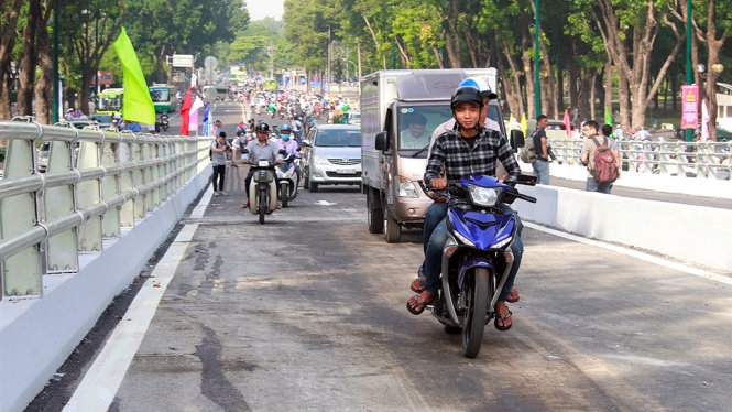 Thông xe 2 cầu vượt vào cửa ngõ sân bay Tân Sơn Nhất 