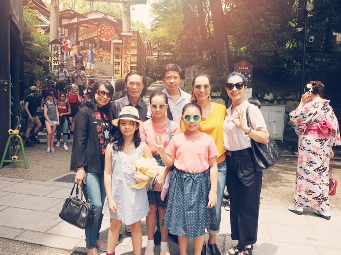 thuy-hang-thuy-hanh-dua-bo-me-va-cac-con-du-ngoan-nhat-ban-6