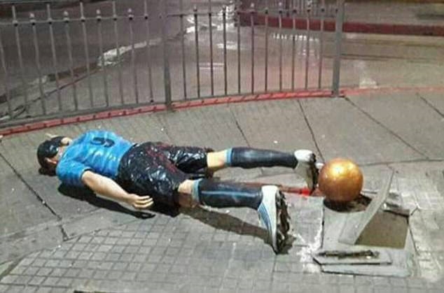 Tuong Suarez bi pha hoai trong ngay cuoi Messi hinh anh 2