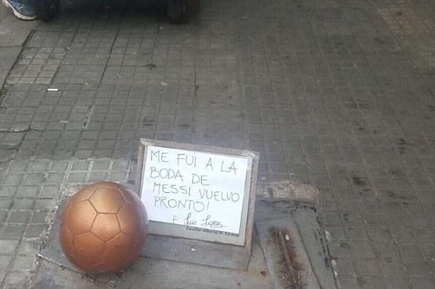 Tuong Suarez bi pha hoai trong ngay cuoi Messi hinh anh 3