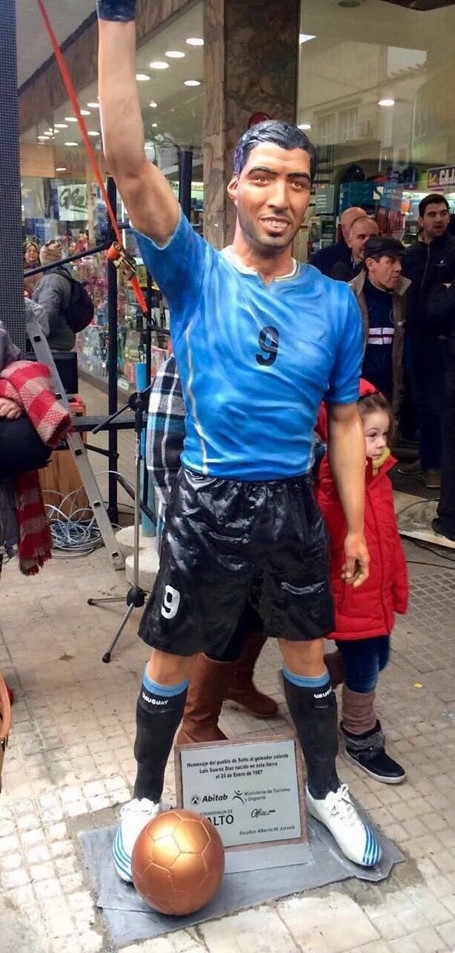 Tuong Suarez bi pha hoai trong ngay cuoi Messi hinh anh 4