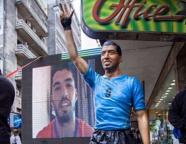 Tuong Suarez bi pha hoai trong ngay cuoi Messi hinh anh 5