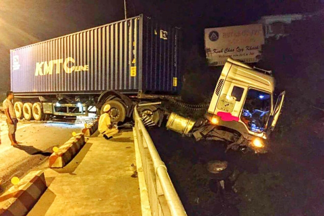 Container treo lo lung tren cau, tai xe thoat chet hinh anh 1