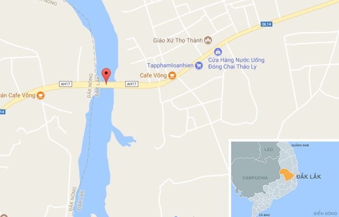 Container treo lo lung tren cau, tai xe thoat chet hinh anh 2