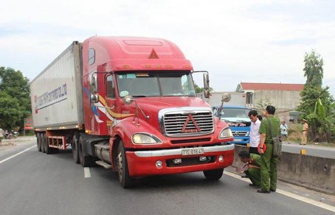 Đã xác định tên thật của tài xế container hất văng CSGT vào dải phân cách - Ảnh 3.