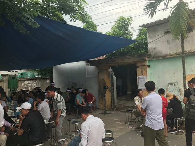 Mẹ già ôm di ảnh con trai bị chém rời thi thể gào khóc trong đám tang - Ảnh 1.