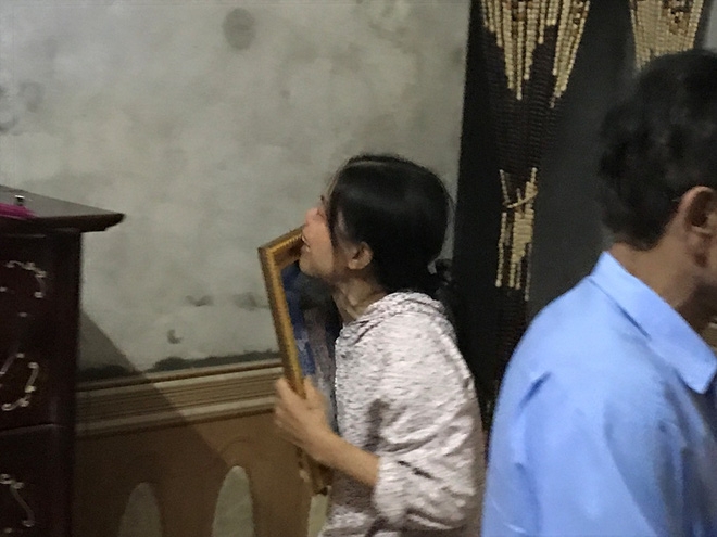 Mẹ già ôm di ảnh con trai bị chém rời thi thể gào khóc trong đám tang - Ảnh 3.