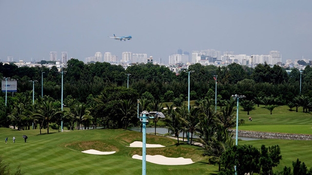 Sự xấu đi theo bà Châu chính là tình trạng khu vực sân bay ngày càng ngập nặng, kẹt xe nghiêm trọng đối nghịch với hình ảnh sân golf rộng rãi, khu biệt thự to lớn bên trong