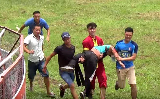 Vợ ông Hướng đau đớn kể phút đứng trên khán đài chứng kiến chồng bị trâu húc