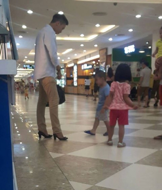 buc anh chong di guoc cua vo khien mang xa hoi xon xao tranh cai hinh anh 1