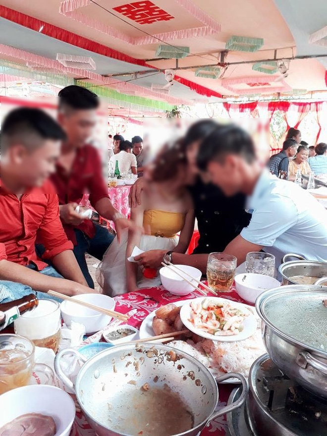 Chị em hay người yêu cũ: Bức ảnh trong đám cưới này đang khiến cư dân mạng tranh cãi kịch liệt! - Ảnh 2.