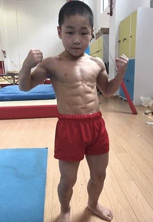 Dù còn ít tuổi nhưng cậu bé đã sở hữu những cơ bụng gây choáng