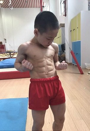 Bắp tay, bắp chân của Chen Yi cũng vô cùng săn chắc