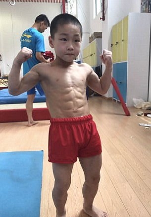 Cậu bé ở trong trường thể dục thể thao và chỉ về nhà vào ngày cuối tuần