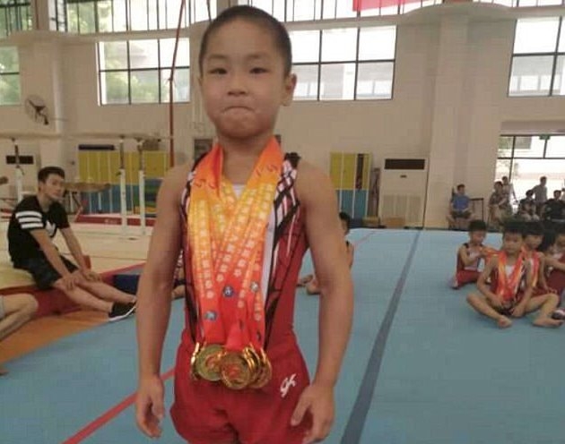 Trong cuộc thi tại thành phố Hàng Châu vừa rồi, cậu bé đã xuất sắc giành 6 huy chương vàng