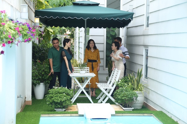  Mới bước vào nhà, nghệ sĩ Việt Hương liền tiết lộ rằng hiện tại vợ chồng Quyền Linh đã có 2,3 cơ ngơi hoành tráng ở nhiều vị trí khác nhau. 