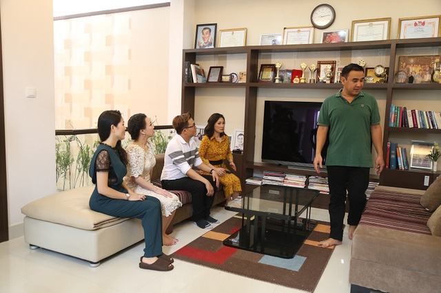Quyền Linh tự hào khoe: “Tôi “nông dân” lắm, mọi thiết kế và vun vén trong nhà đều do Dạ Thảo đảm nhận mới được như thế.” Anh vui vẻ khoe góc nghệ thuật, lưu giữ những kỷ niệm trong suốt 20 năm làm nghề của mình.