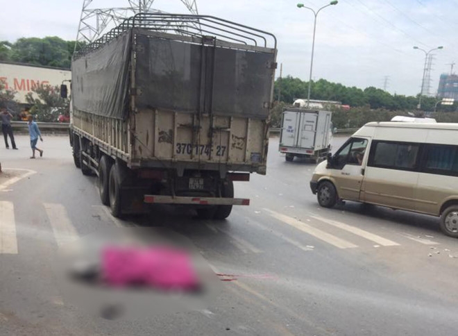 Co gai 30 tuoi bi xe tai chieu cuon vao gam oto tu vong hinh anh 1