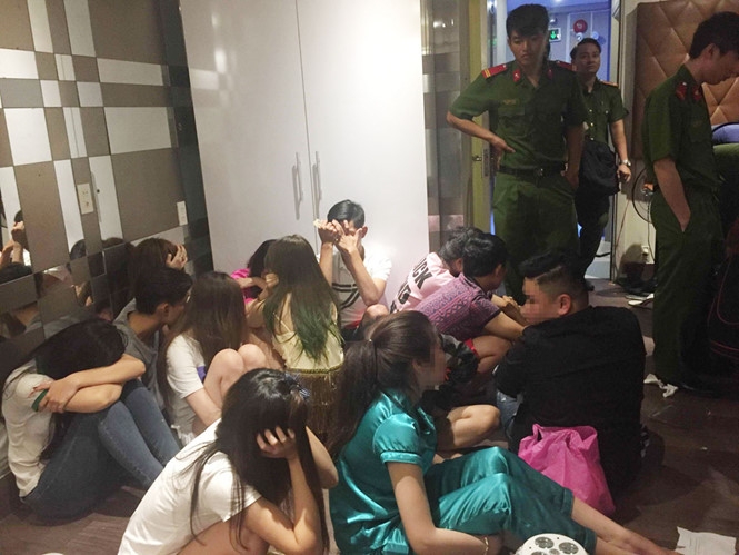 Cơ quan chức năng kiểm tra việc sử dụng ma túy ở quán bar, vũ trường /// Ảnh: Đức Tiến