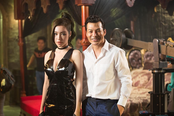 elly-tran-khoe-vong-1-khung-khi-dong-nu-sat-thu-cua-tran-bao-son-1