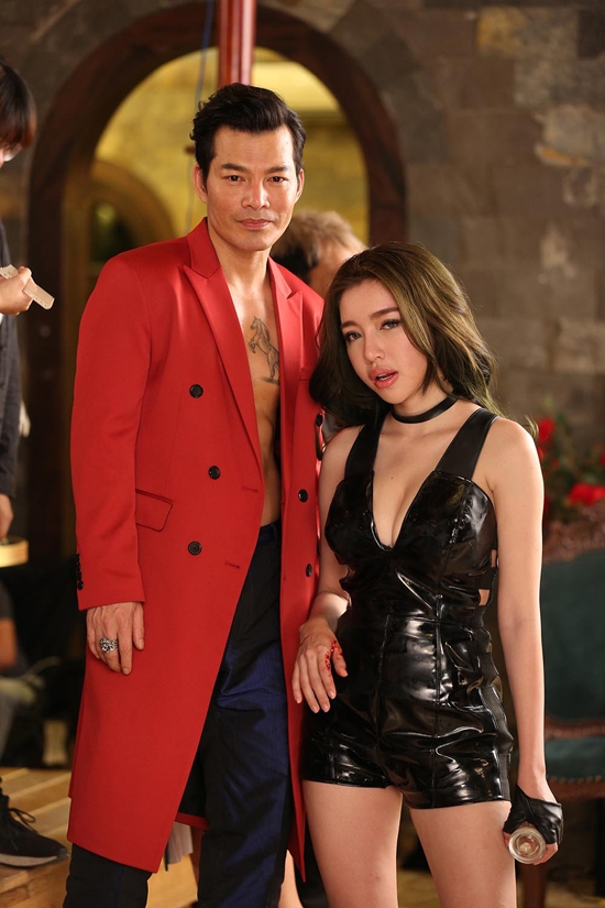 elly-tran-khoe-vong-1-khung-khi-dong-nu-sat-thu-cua-tran-bao-son-5