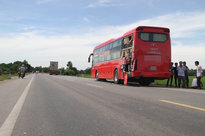 Hàng chục hành khách la hét khi ô tô giường nằm bị xe container tông thẳng từ phía sau - Ảnh 1.