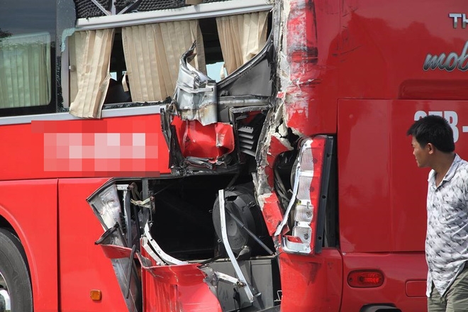 Hàng chục hành khách la hét khi ô tô giường nằm bị xe container tông thẳng từ phía sau - Ảnh 2.