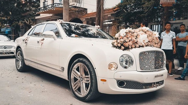 Hot girl Hải Phòng rước dâu bằng xe siêu sang Bentley Mulsanne