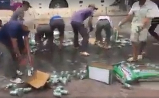 khong hoi cua, nguoi ha noi nhat bia giup tai xe xe tai gap nan hinh anh 1