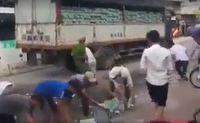 khong hoi cua, nguoi ha noi nhat bia giup tai xe xe tai gap nan hinh anh 2