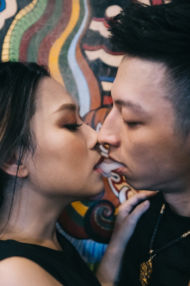 khong vay trang long lay, co dau ha thanh mac quan ao den, chup anh cuoi day ma mi - 5