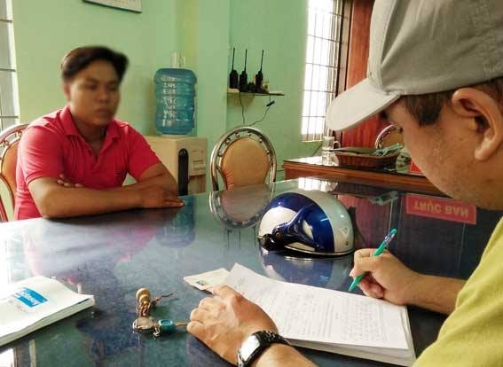 Lời khai của nam thanh niên dùng mũ bảo hiểm đánh người phụ nữ trên phố Đồng Nai - Ảnh 2.