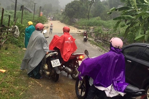 bi-co-lap-nguoi-dan-bang-qua-dong-nuoc-lu-o-lao-cai